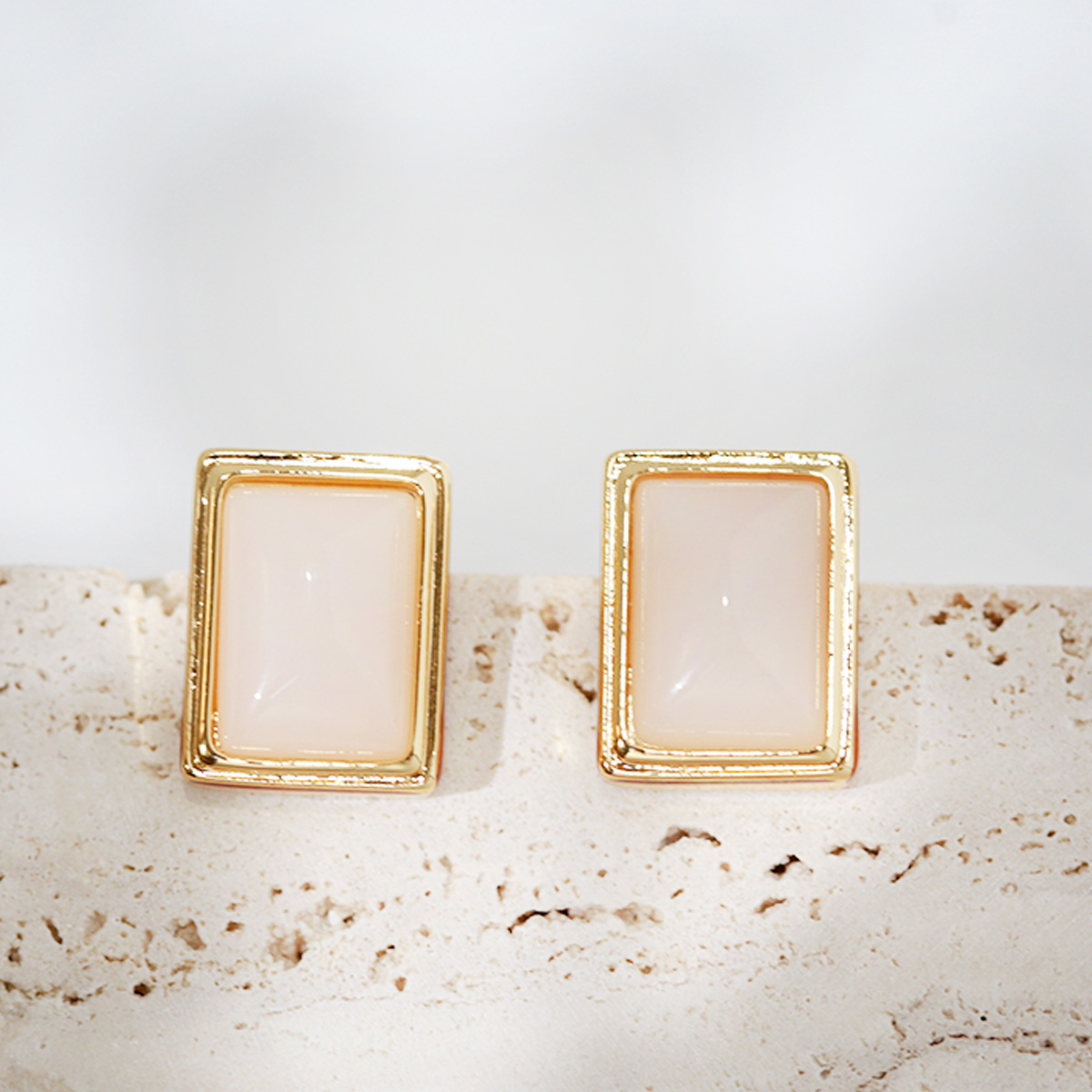 Mellow White Earrings thumbnail 3