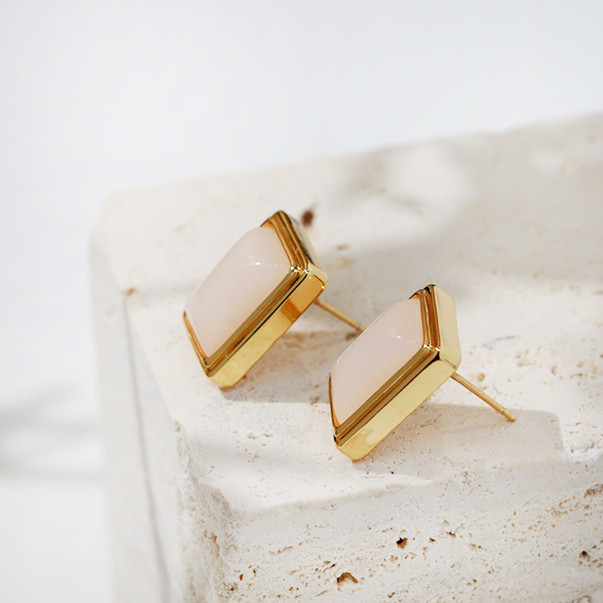 Mellow White Earrings thumbnail 4